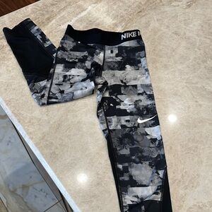 Nike Pro Black & Gray Floral Camo Girls' Leggings